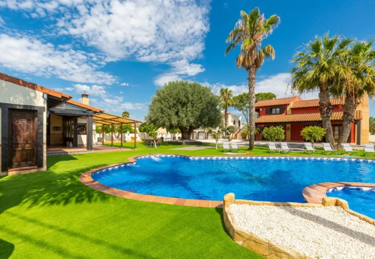 Equipo de inmobiliaria en Alicante ofreciendo soluciones