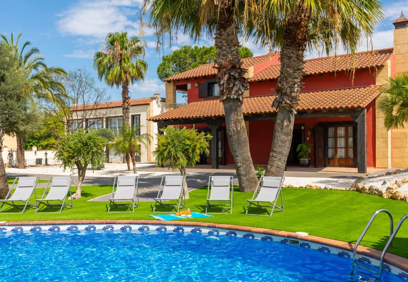 Cliente revisando opciones para comprar piso en Alicante